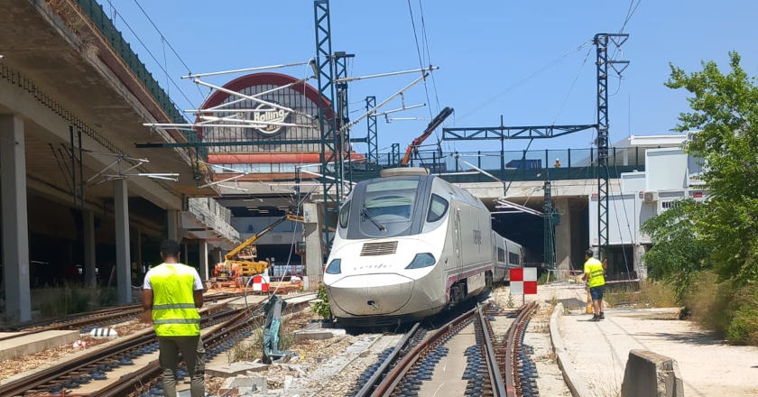 Foto que circula por las redes del tren de la serie 130 descarrilado en Chamartín el 12 de junio. AUTORÍA DESCONOCIDA,