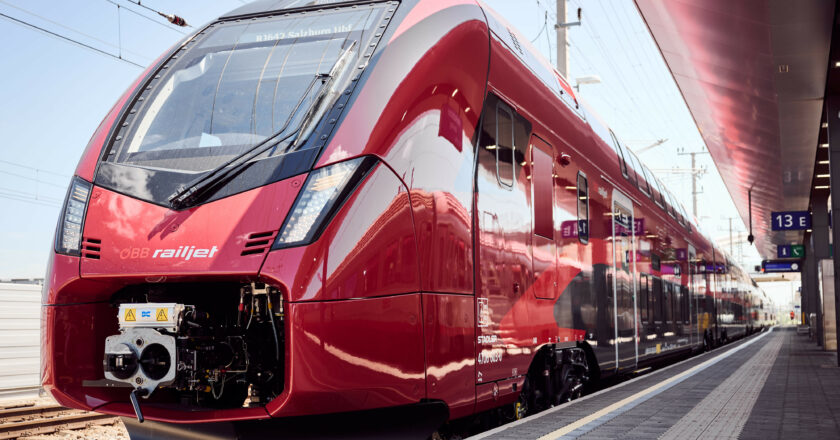 Tren Stadler KISS de ÖBB fabricado para prestar el servicio de larga distancia Railjet. © MAREK KNOPP/STADLER.