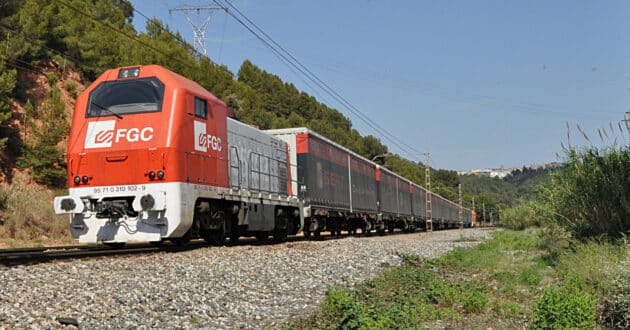Tren de Cargometro en Castellbisbal, encabezado por dos locomotoras de la serie 310 reformadas para el fallido Teco Media distancia. (CC BY SA) JT CURSES-Wikimedia Commons. Imagen recortada.