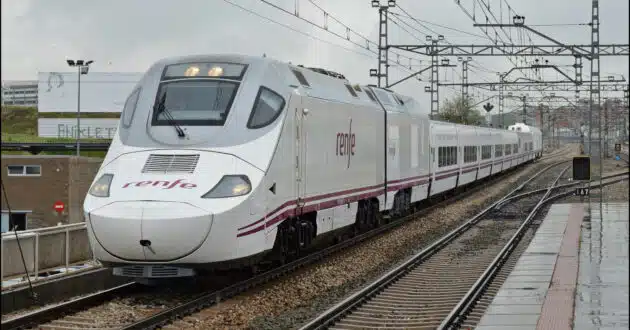 Unidad de la serie 130 pasando por Vallecas, Madrid. (CC BY NC SA) FURBYTRENES-Flickr. Imagen recortada.