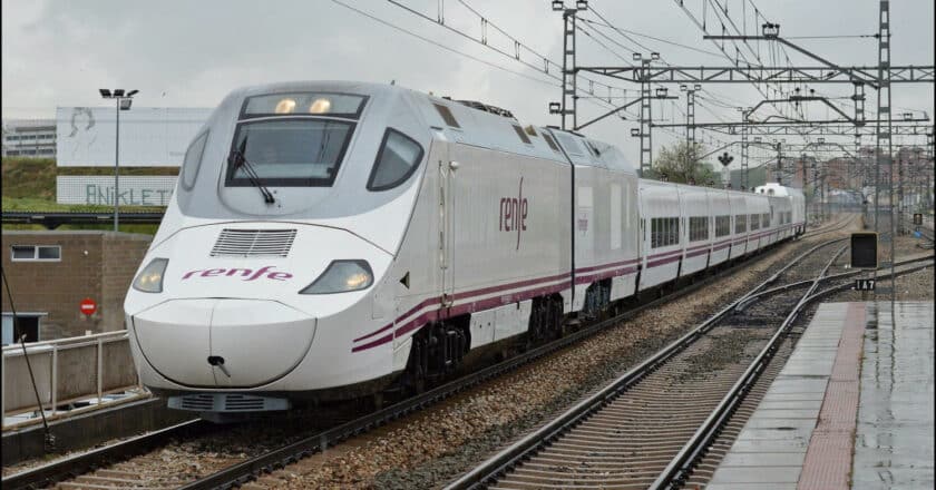 Unidad de la serie 130 pasando por Vallecas, Madrid. (CC BY NC SA) FURBYTRENES-Flickr. Imagen recortada.