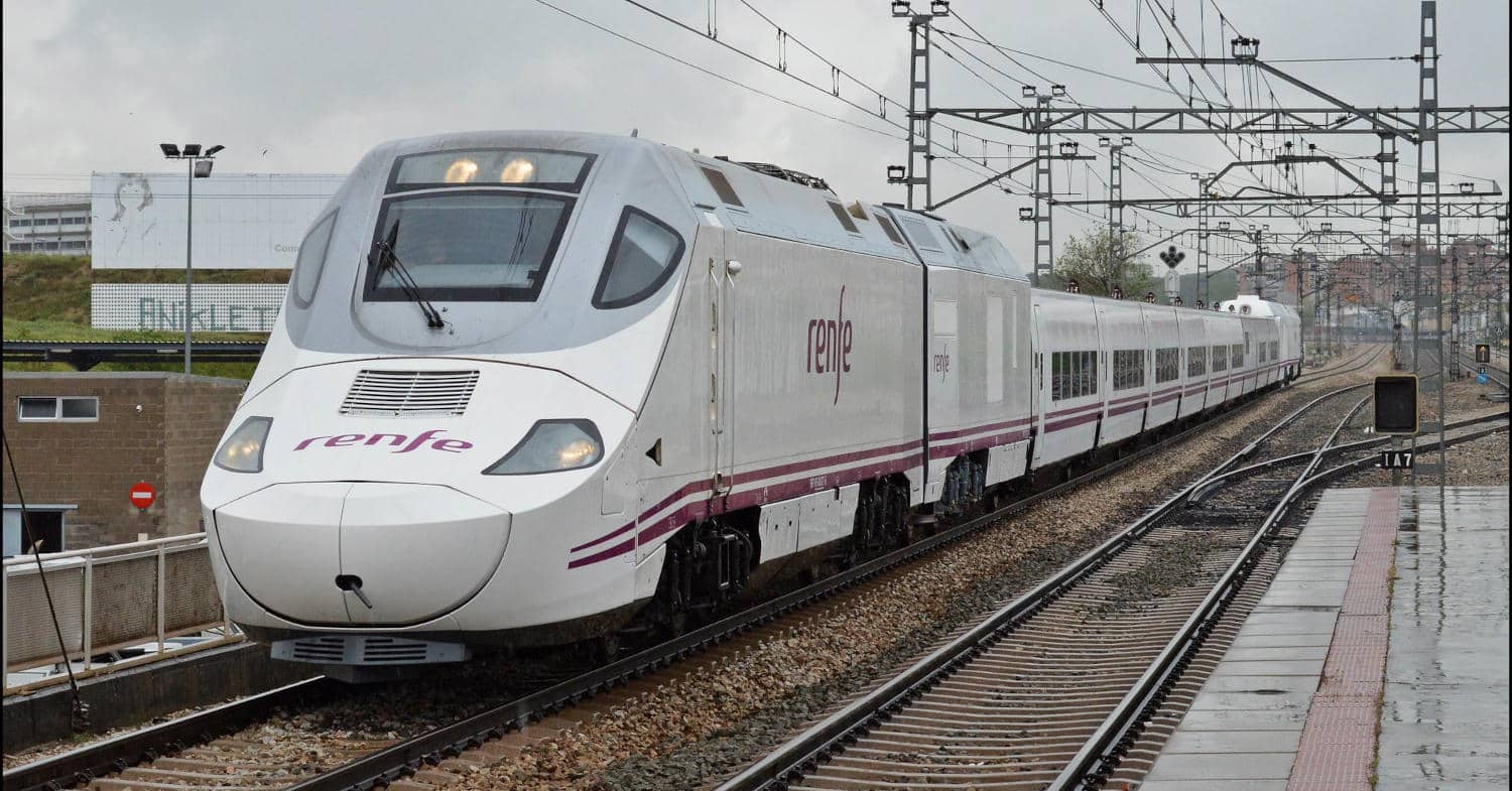 Unidad de la serie 130 pasando por Vallecas, Madrid. (CC BY NC SA) FURBYTRENES-Flickr. Imagen recortada.
