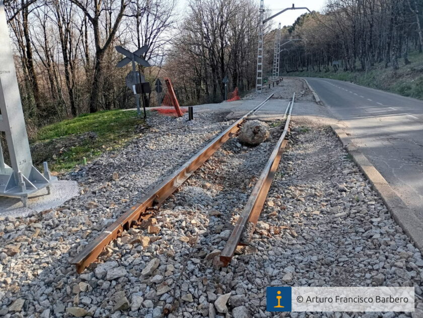 Tramo de vía antigua en un paso a nivel.