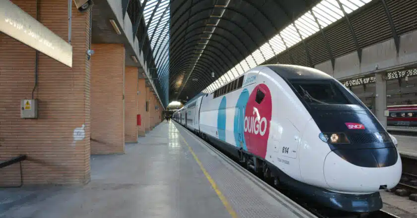 Ouigo 108 series train at Sevilla Santa Justa. © MIGUEL BUSTOS.