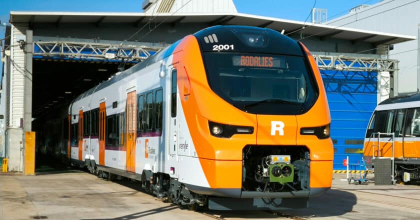 Tren de la serie 452 de Renfe en la factoría de Alstom en Santa Perpetua. © MIGUEL BUSTOS.