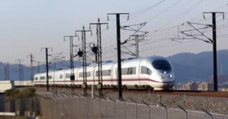 Tren de la serie 103 de Renfe circulando por la LAV Madrid-Barcelona. (CC BY) BONAVENTURA LERIS-Flickr. Imagen recortada. El contrato contempla la ejecución de pruebas de validación y verificación en infraestructuras de nueva construcción, así como pruebas de fiabilidad previas a la puesta en servicio o simulaciones comerciales por parte de las operadoras. También se incluyen pruebas en infraestructuras ya existentes para comprobar su correcto estado y funcionamiento. Renfe deberá además prestar soporte técnico a Adif en tareas como el acceso a los registradores jurídicos, el volcado de datos, la gestión de claves ERMTS Nivel 2 y la configuración de los equipos embarcados en los trenes. El contrato se ha dividido en cuatro lotes geográficos: Noreste (2,31 millones de euros), Este (1,95 millones), Sur (1,26 millones) y Norte (2,18 millones), lo que permitirá una cobertura integral de la red ferroviaria de alta velocidad.