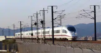Tren de la serie 103 de Renfe circulando por la LAV Madrid-Barcelona. (CC BY) BONAVENTURA LERIS-Flickr. Imagen recortada. El contrato contempla la ejecución de pruebas de validación y verificación en infraestructuras de nueva construcción, así como pruebas de fiabilidad previas a la puesta en servicio o simulaciones comerciales por parte de las operadoras. También se incluyen pruebas en infraestructuras ya existentes para comprobar su correcto estado y funcionamiento. Renfe deberá además prestar soporte técnico a Adif en tareas como el acceso a los registradores jurídicos, el volcado de datos, la gestión de claves ERMTS Nivel 2 y la configuración de los equipos embarcados en los trenes. El contrato se ha dividido en cuatro lotes geográficos: Noreste (2,31 millones de euros), Este (1,95 millones), Sur (1,26 millones) y Norte (2,18 millones), lo que permitirá una cobertura integral de la red ferroviaria de alta velocidad.