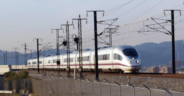 Renfe 103 series train running on the LAV Madrid-Barcelona (CC BY) BONAVENTURA LERIS-Flickr. Image cropped. The contract includes the execution of validation and verification tests on newly built infrastructures, as well as reliability tests prior to commissioning or commercial simulations by the operators. It also includes tests on existing infrastructures to check their correct state and operation. Renfe will also have to provide technical support to Adif in tasks such as access to legal recorders, data dump, ERMTS Level 2 key management and configuration of on-board equipment on trains. The contract has been divided into four geographical lots: Northeast (2.31 million Euro), East (1.95 million Euro), South (1.26 million Euro) and North (2.18 million Euro), which will enable a comprehensive coverage of the high-speed railway network.