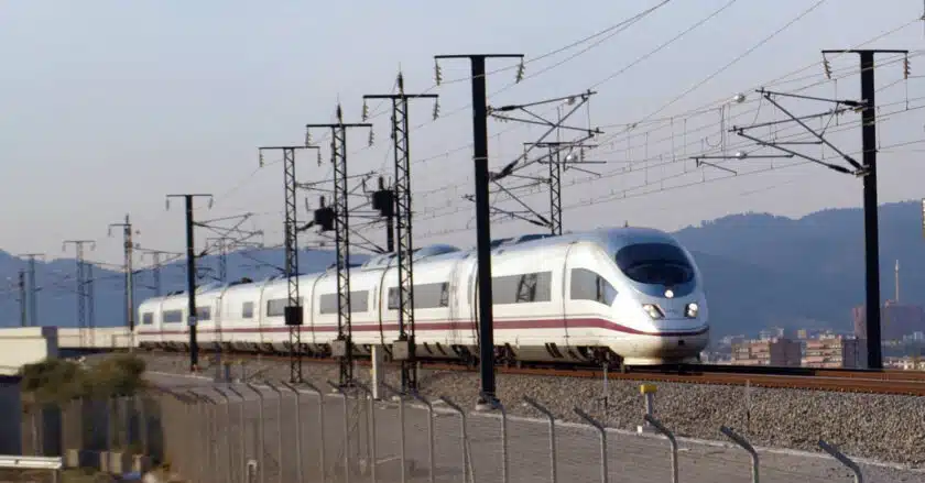 Tren de la serie 103 de Renfe circulando por la LAV Madrid-Barcelona. (CC BY) BONAVENTURA LERIS-Flickr. Imagen recortada. El contrato contempla la ejecución de pruebas de validación y verificación en infraestructuras de nueva construcción, así como pruebas de fiabilidad previas a la puesta en servicio o simulaciones comerciales por parte de las operadoras. También se incluyen pruebas en infraestructuras ya existentes para comprobar su correcto estado y funcionamiento. Renfe deberá además prestar soporte técnico a Adif en tareas como el acceso a los registradores jurídicos, el volcado de datos, la gestión de claves ERMTS Nivel 2 y la configuración de los equipos embarcados en los trenes. El contrato se ha dividido en cuatro lotes geográficos: Noreste (2,31 millones de euros), Este (1,95 millones), Sur (1,26 millones) y Norte (2,18 millones), lo que permitirá una cobertura integral de la red ferroviaria de alta velocidad.