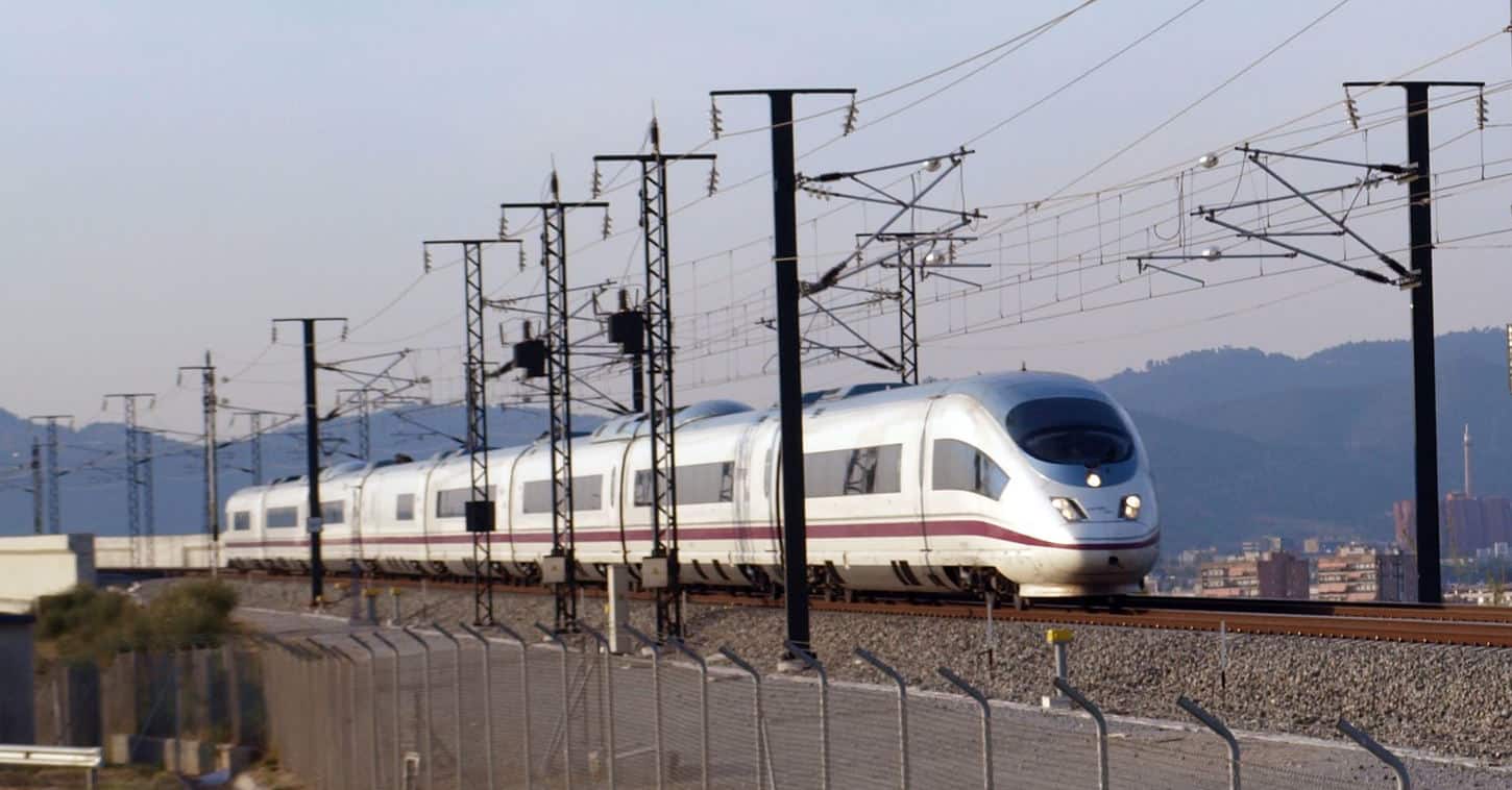 Tren de la serie 103 de Renfe circulando por la LAV Madrid-Barcelona. (CC BY) BONAVENTURA LERIS-Flickr. Imagen recortada. El contrato contempla la ejecución de pruebas de validación y verificación en infraestructuras de nueva construcción, así como pruebas de fiabilidad previas a la puesta en servicio o simulaciones comerciales por parte de las operadoras. También se incluyen pruebas en infraestructuras ya existentes para comprobar su correcto estado y funcionamiento. Renfe deberá además prestar soporte técnico a Adif en tareas como el acceso a los registradores jurídicos, el volcado de datos, la gestión de claves ERMTS Nivel 2 y la configuración de los equipos embarcados en los trenes. El contrato se ha dividido en cuatro lotes geográficos: Noreste (2,31 millones de euros), Este (1,95 millones), Sur (1,26 millones) y Norte (2,18 millones), lo que permitirá una cobertura integral de la red ferroviaria de alta velocidad.