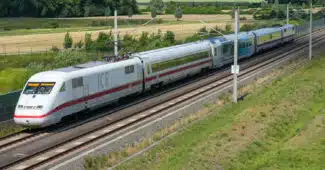 La composición del récord de velocidad, formada por el ICE-S y el coche experimental del Velaro Novo de Siemens.