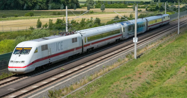 The speed record composition, consisting of the ICE-S and the Siemens Velaro Novo experimental car.