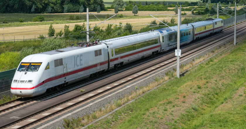 The speed record composition, consisting of the ICE-S and the Siemens Velaro Novo experimental car.