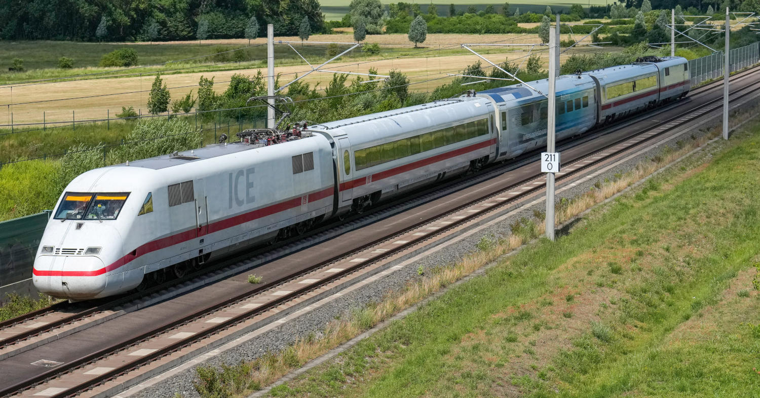 La composición del récord de velocidad, formada por el ICE-S y el coche experimental del Velaro Novo de Siemens.