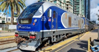 Locomotora Siemens Charger SC44 diésel de Amtrak para el Pacific Surfliner. (CC BY) STEVE KNIGHT-Flickr. Imagen recortada.