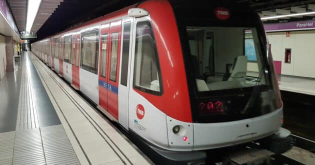 Tren de la serie 9000 de TMB en la estación Para·lel de la línea 2 del metro de Barcelona (CC BY SA) 9PM-Wikimedia Commons. Imagen recortada.