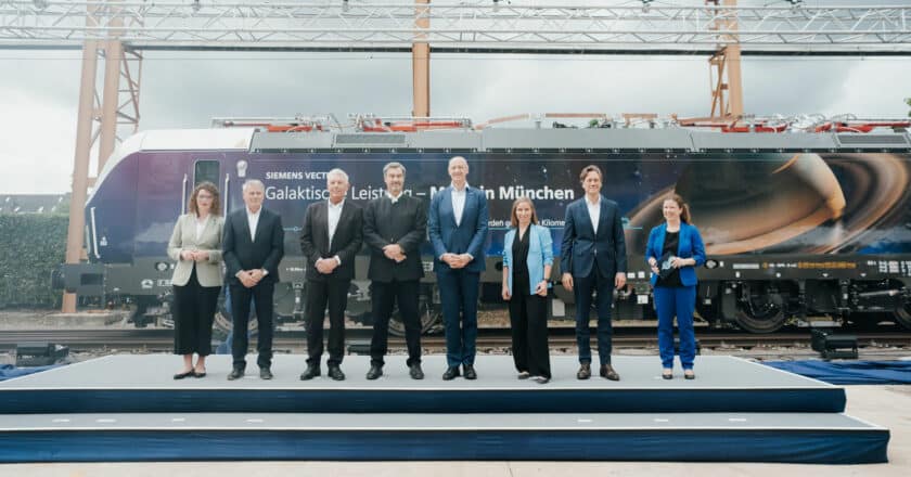 Family photo during the inauguration of the Siemens factory extension in Munich-Allach. © SIEMENS MOBILITY.