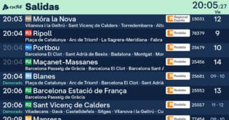 Imagen del panel virtual de salidas en la estación de Barcelona Sants.