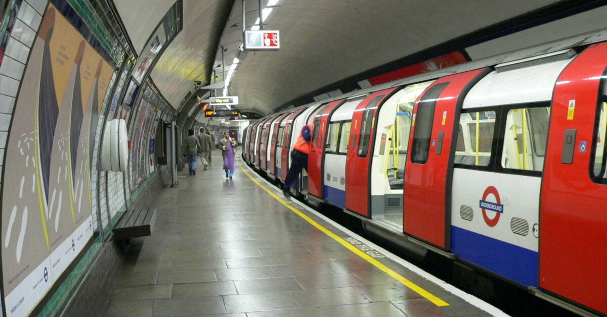 Northern Line train at South Wimbledon station, which now has mobile coverage (CC BY SA) CHRIS MCKENNA (THRYDUULF)-Wikimedia Commons. Image cropped.