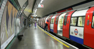 Tren de la Northern Line en la estación de South Wimbledon, estación que ahora tiene cobertura móvil. (CC BY SA) CHRIS MCKENNA (THRYDUULF)-Wikimedia Commons. Imagen recortada.
