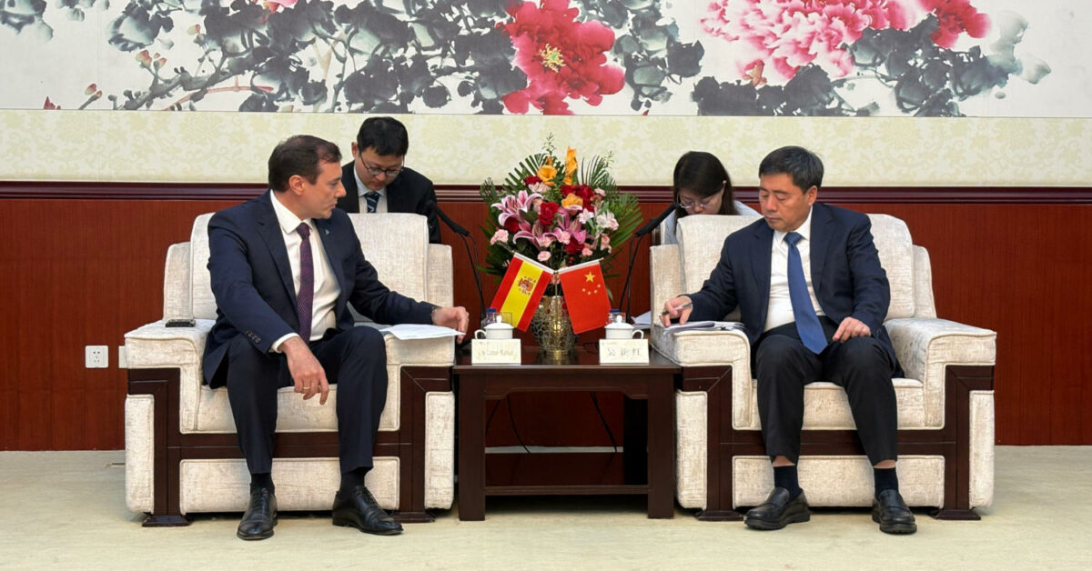 Adif and China Railway representatives during the signing ceremony. © ADIF.
