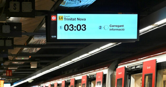 Una de las nuevas pantallas, en la estación Selva de Mar de la línea 4 del metro de Barcelona. © TMB.