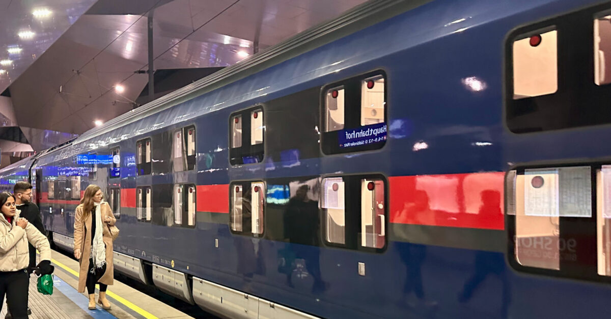 Siemens Viaggio Next Level mini-cab car of an ÖBB Nighjet composition (CC) BY SA THEFROG001-Wikimedia Commons. Image cropped.