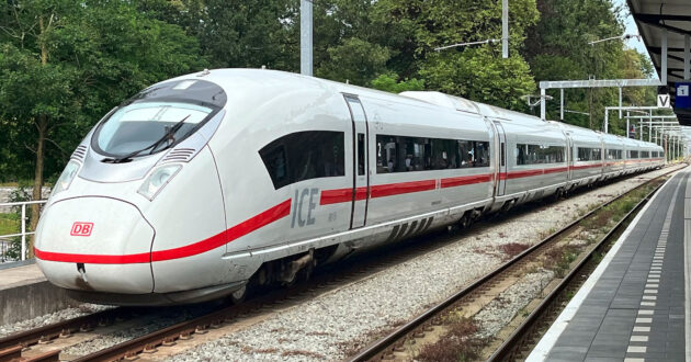 Tren de la serie 408 (ICE 3neo) de DB en Ámsterdam (CC BY SA) NICKTEEUWEN-Wikimedia Commons. Imagen recortada.