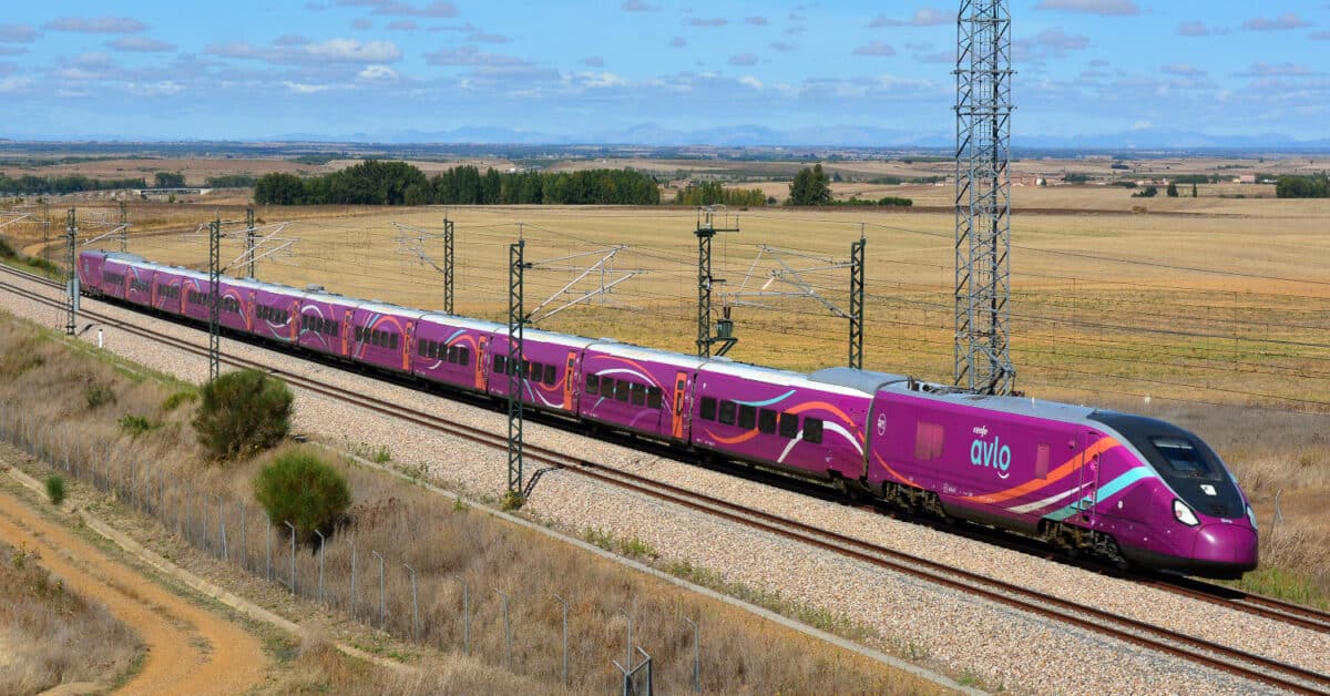 Tren de la serie 106 cubriendo un Avlo Madrid-Gijón pasando por Villacreces, Castilla y León. (CC BY SA) NELSO SILVA-Flickr. Imagen recortada.