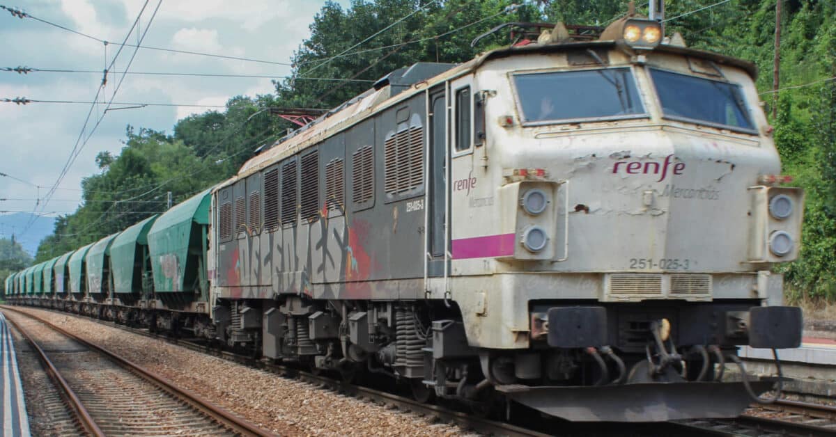 Tren cerealero El Musel-Arévalo remolcado por una locomotora de la serie 251. (CC BY NC ND) IAGO_GV. Imagen recortada.