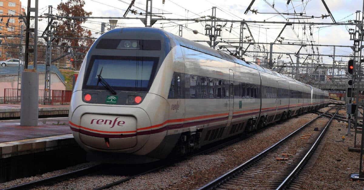 Tren de alta velocidad de la serie 121 haciendo el MD Madrid-Jaén por vía convencional. (CC BY SA) ANDRÉS GÓMEZ-Flickr. Imagen recortada.