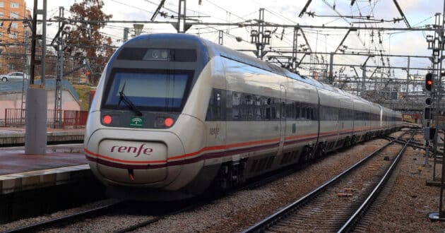 Tren de alta velocidad de la serie 121 haciendo el MD Madrid-Jaén por vía convencional. (CC BY SA) ANDRÉS GÓMEZ-Flickr. Imagen recortada.