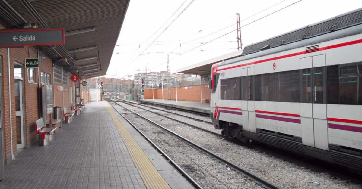 Tren de la serie 446 en la estación de Móstoles-El Soto, actual cabecera de la C-5 de Cercanías Madrid. (CC BY SA) ZARATEMAN-Wikimedia Commons. Imagen recortada.