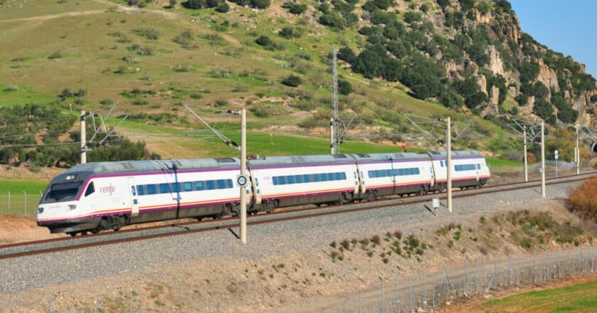Avant Madrid-Puertollano, one of the services affected yesterday and today, served with a 104 series train. (CC BY SA) PABLO NIETO ABAD-Wikimedia Commons. Image cropped.