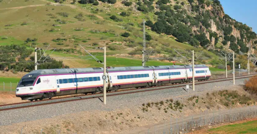 Avant Madrid-Puertollano, uno de los servicios afectados ayer y hoy, servido con un tren de la serie 104. (CC BY SA) PABLO NIETO ABAD-Wikimedia Commons. Imagen recortada.