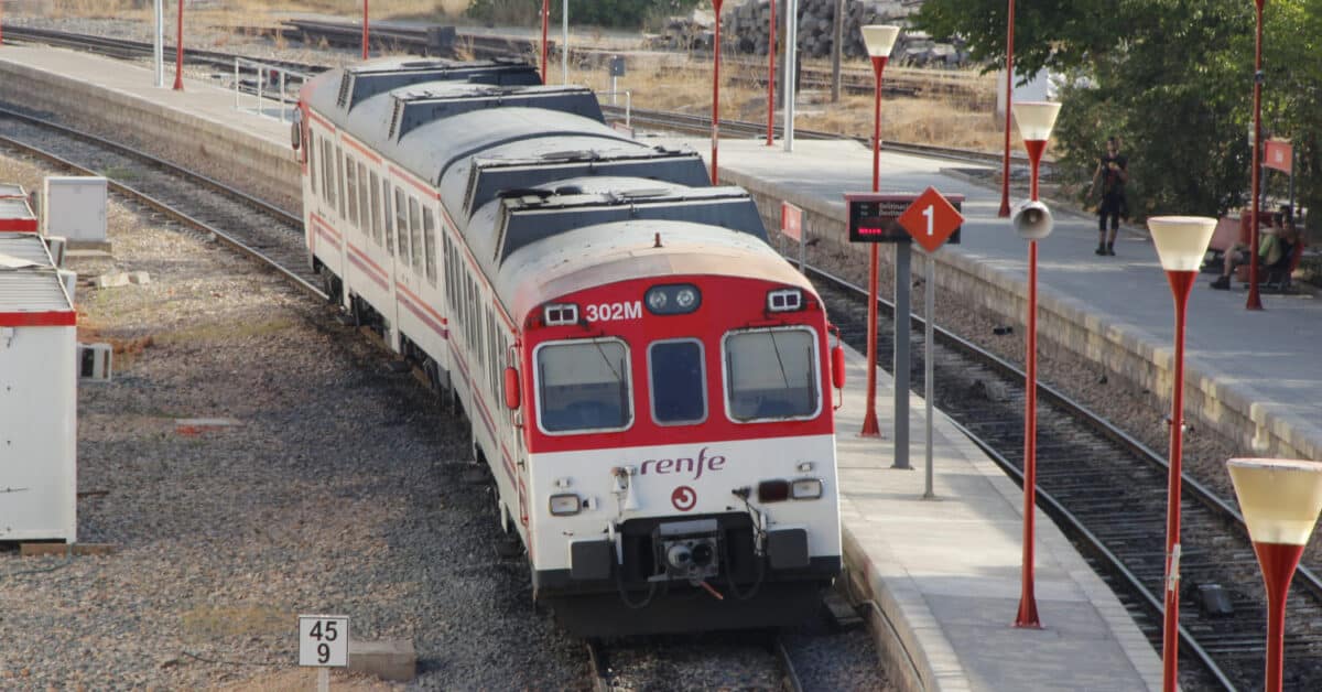 "Camello" de la serie 592 en la estación de Buñol de la C-3 de Cercanías Valencia (CC BY SA) RUI REIS-Wikimedia Commons. Imagen recortada.