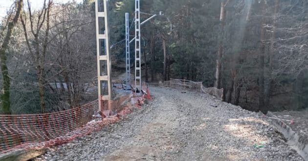 Current state of one of the sections of the C-9 line, with the track lifted and the new posts installed. © ARTURO FRANCISCO BARBERO.