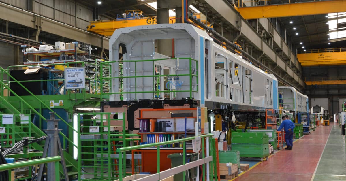 Locomotoras del tipo EURO6000 y EURO9000 en la factoría de Stadler Valencia en Albuixech. © GRUPO FERROMEDIA/MARCOS ROMERO.