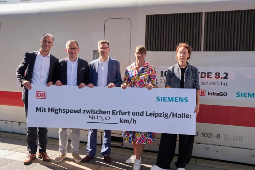 Part of the team working on the test, holding the speed record poster on the Erfurt-Leipzig-Halle high-speed line. © DEUTSCHE BAHN AG / PATRICK KUCHSFELD /SIEMENS.