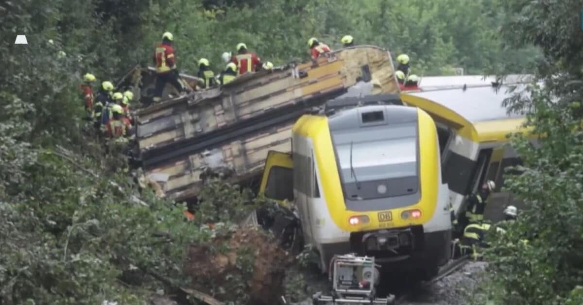 Servicios de emergencia trabajando sobre el tren tras su descarrilamiento. AUTORÍA DESCONOCIDA.