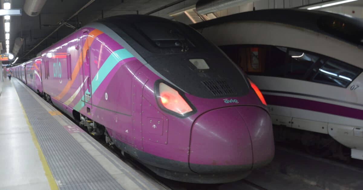 Renfe series 106 fixed gauge train at Sants station doing an Avlo Barcelona-Madrid. © MIGUEL BUSTOS.