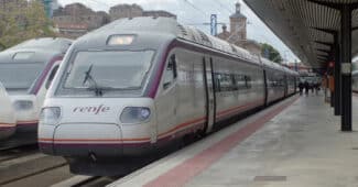 Trenes de la serie 104 para el servicio Avant de Renfe en la estación de Toledo. (CC BY SA) PHIL RICHARDS-Flickr. Imagen recortada