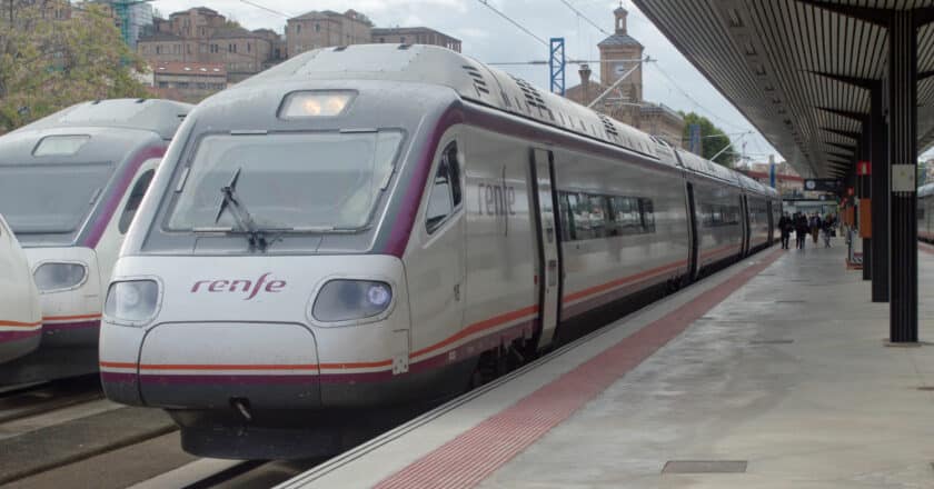 Trenes de la serie 104 para el servicio Avant de Renfe en la estación de Toledo. (CC BY SA) PHIL RICHARDS-Flickr. Imagen recortada