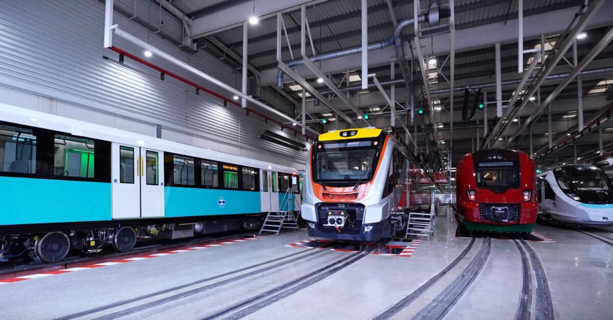 Varios trenes fabricados por CAF en la nave de sus instalaciones de pruebas. © CAF.