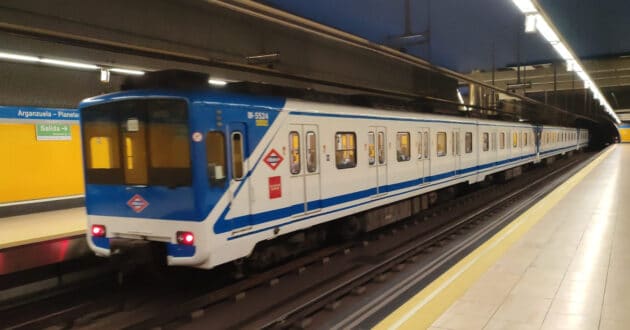 Tren de la serie 5000 en la estación de Arganzuela-Planetario de la línea 6 del metro de Madrid. © MIGUEL BUSTOS,