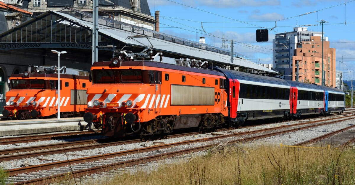 Tren InterRegional formado por una locomotora de la serie 2600 y coches Arco. (CC BY SA) NELSO SILVA-Flickr. Imagen recortada.