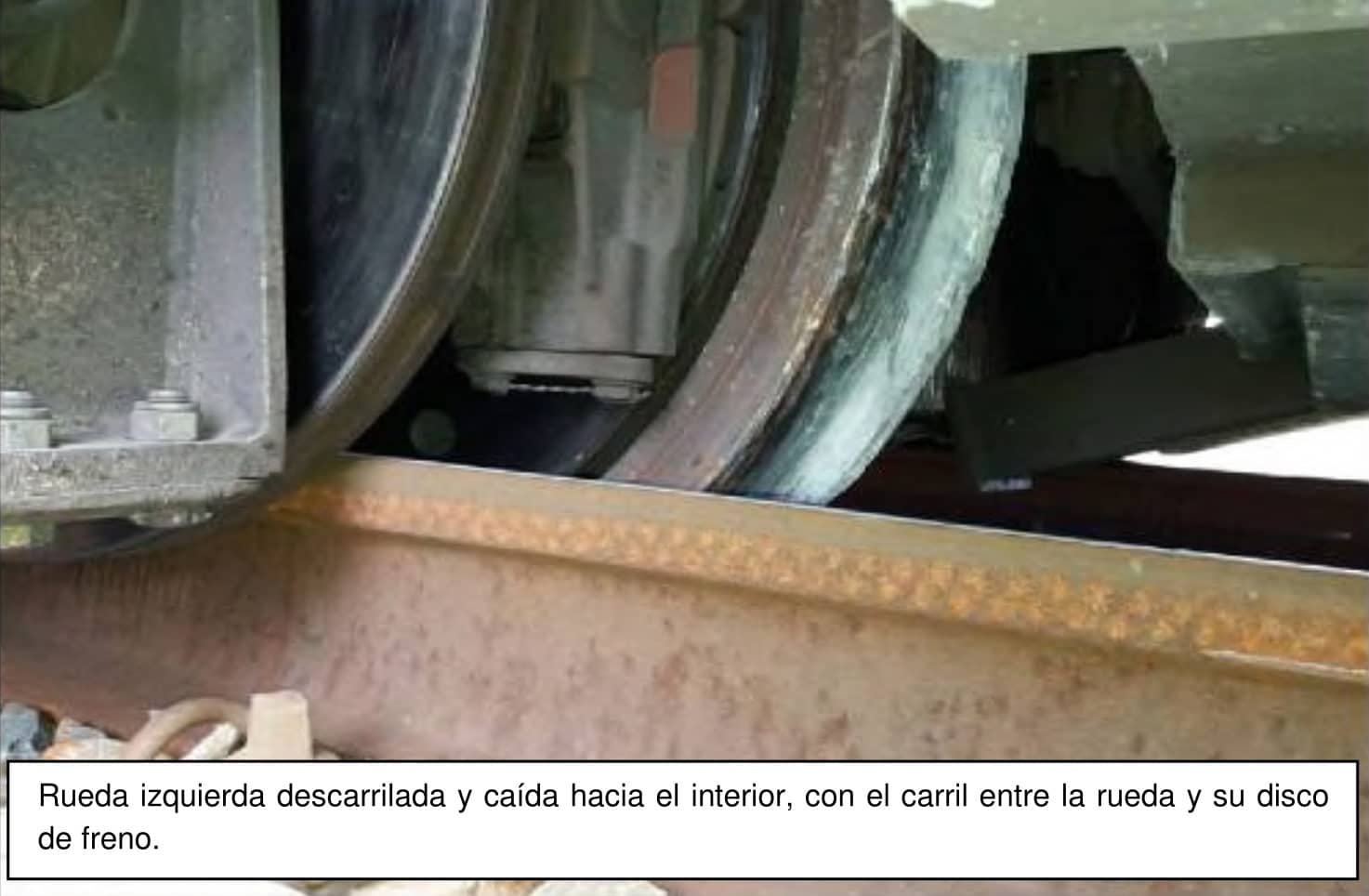 Freno de disco haciendo de guía del tren sobre el carril tras descarrilar el rodal. INFORME CIAF.