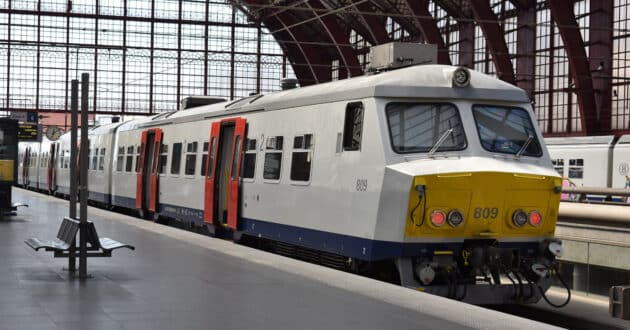 Tren de la serie AM75 de SNCB, a la que reemplazará los nuevos AM30, en la estación central de Amberes. (CC BY SA) BERT76-Wikimedia Commons. Imagen recortada