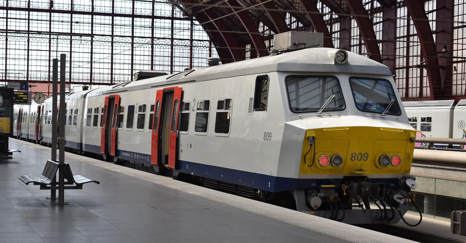 Tren de la serie AM75 de SNCB, a la que reemplazará los nuevos AM30, en la estación central de Amberes. (CC BY SA) BERT76-Wikimedia Commons. Imagen recortada