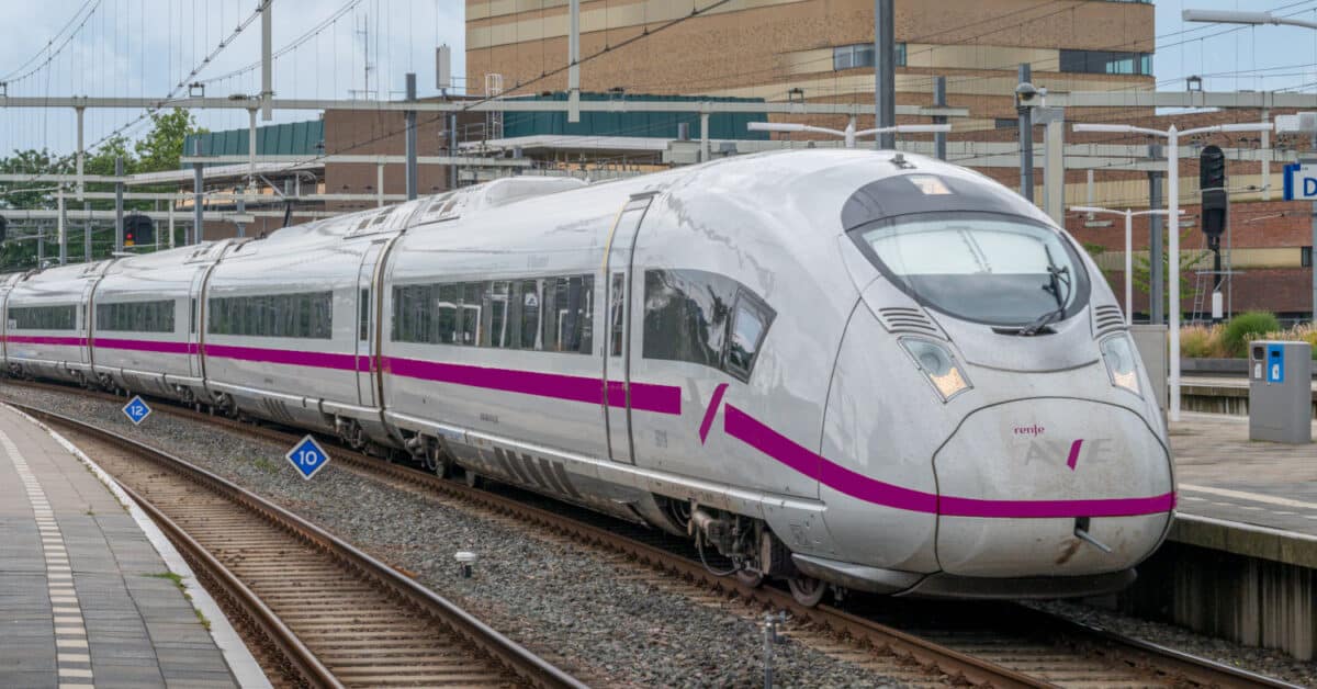 Tren de la serie BR 408 de Deutsche Bahn en Ahrem (Países Bajos). (CC BY SA) ROB DAMMERS-Wikimedia Commons. Imagen recortada y cambiada la imagen de Deutsche Bahn por la de Renfe